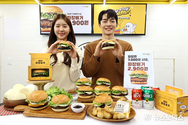 노브랜드 버거가 14일 서울 중구 서울시청점에서 신세계그룹 쓱데이를 맞아 가성비 햄버거 '짜장버거' 출시 행사를 하고 있다. ⓒ정의철 기자