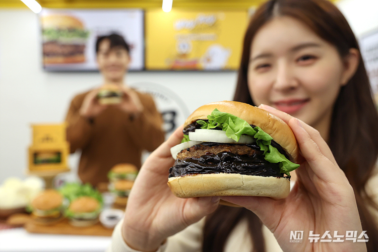 노브랜드 버거가 14일 서울 중구 서울시청점에서 신세계그룹 쓱데이를 맞아 가성비 햄버거 '짜장버거' 출시 행사를 하고 있다. ⓒ정의철 기자