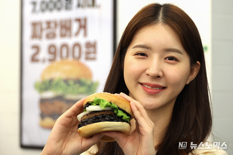노브랜드 버거가 14일 서울 중구 서울시청점에서 신세계그룹 쓱데이를 맞아 가성비 햄버거 '짜장버거' 출시 행사를 하고 있다. ⓒ정의철 기자