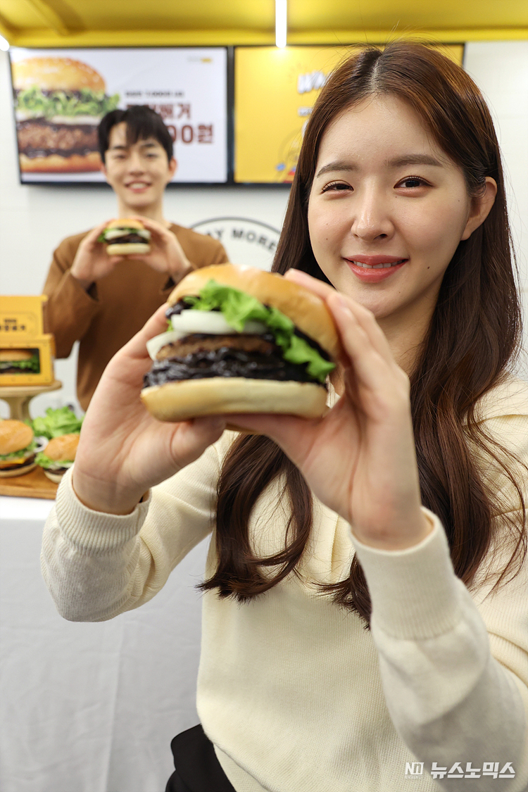 노브랜드 버거가 14일 서울 중구 서울시청점에서 신세계그룹 쓱데이를 맞아 가성비 햄버거 '짜장버거' 출시 행사를 하고 있다. ⓒ정의철 기자