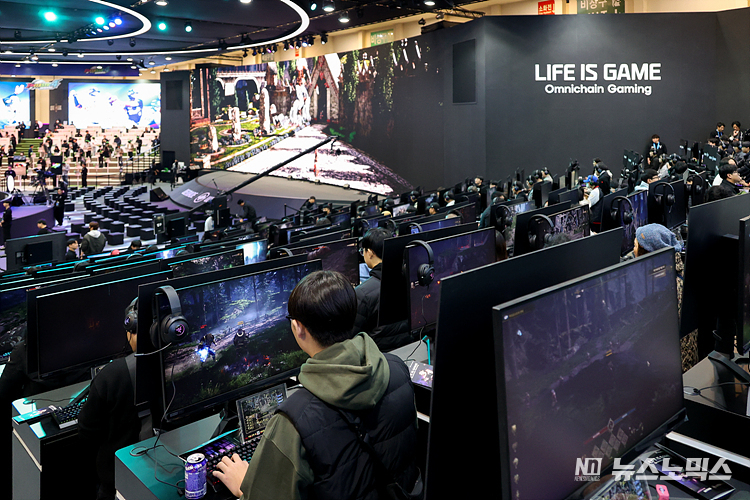 16일 부산 해운대구 벡스코에서 열린 '지스타(G-STAR) 2023' 위메이드 부스에서 레전드 오브 이미르(LEGEND OF YMIR)를 체험하고 있다. ⓒ정의철 기자