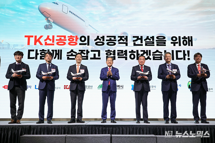 홍준표 대구광역시장이 20일 서울 여의도 페어몬트 앰배서더에서 대구시 주최로 열린 '대구경북신공항 투자설명회'에 TK공항 상생협력 퍼포먼스를 하고 있다. ⓒ정의철 기자