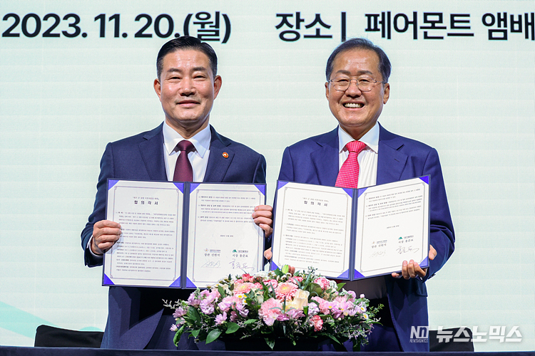 홍준표 대구광역시장과 신원식 국방부 장관이 20일 서울 여의도 페어몬트 앰배서더에서 대구광역시 주최로 열린 '대구경북신공항 투자설명회'에서 대구시-국방부 기부대양여 합의각서 체결식을 하고 있다. ⓒ정의철 기자