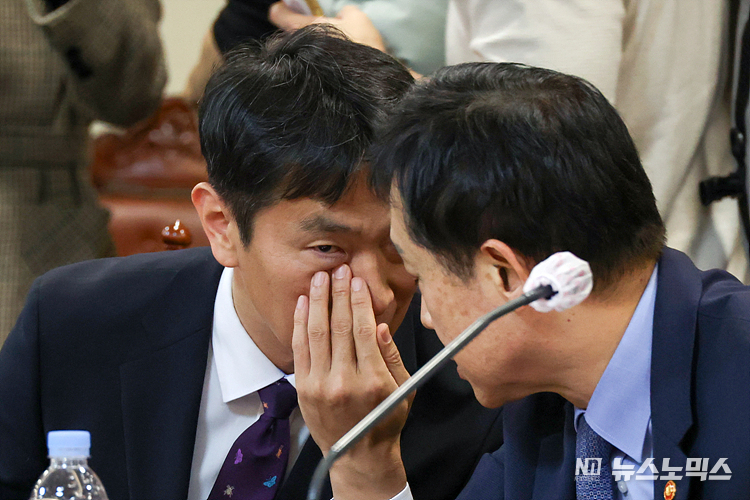 김주현 금융위원장(오른쪽)과 이복현 금융감독원장이 20일 서울 중구 은행연합회관에서 열린 금융지주회장단 간담회에 참석해 대화하고 있다. ⓒ정의철 기자