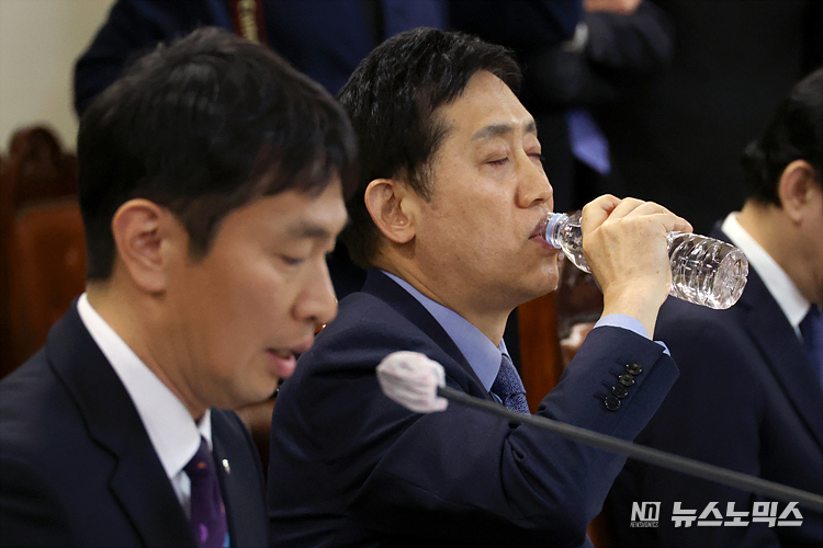 김주현 금융위원장이 20일 서울 중구 은행연합회관에서 열린 금융지주회장단 간담회에 참석해 목 축이고 있다. ⓒ정의철 기자