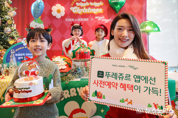 뚜레쥬르가 21일 서울 중구 제일제당센터점에서 크리스마스 시즌 한정 케이크를 소개하고 있다. CJ푸드빌 뚜레쥬르는 라이프스타일 브랜드 '위글위글'과 손잡고 위글베어 산타와 함께 그리스마스 파티를 즐기는 에피소드를 담은 케이크를 출시했다. ⓒ정의철 기자