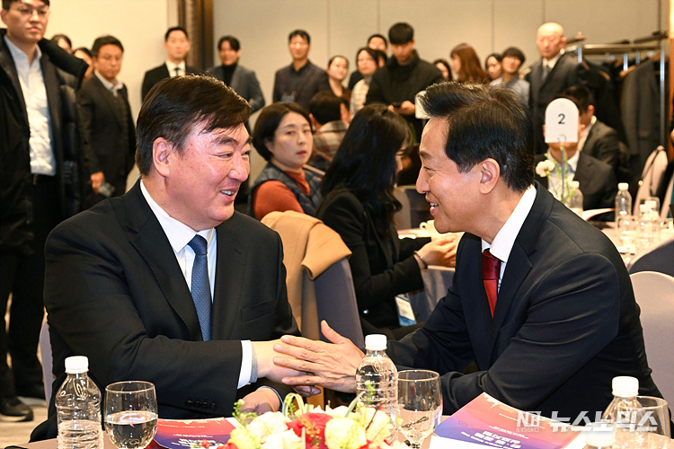 오세훈 서울시장(오른쪽)과 싱하이밍 주한중국대사가 21일 서울 중구 장충동 앰배서더 서울 풀만에서 열린 건전한 관광 시장질서 확립을 위한 '한·중 관광 공동 심포지엄'에 참석해 인사하고 있다. ⓒ정의철 기자(현장공동취재)