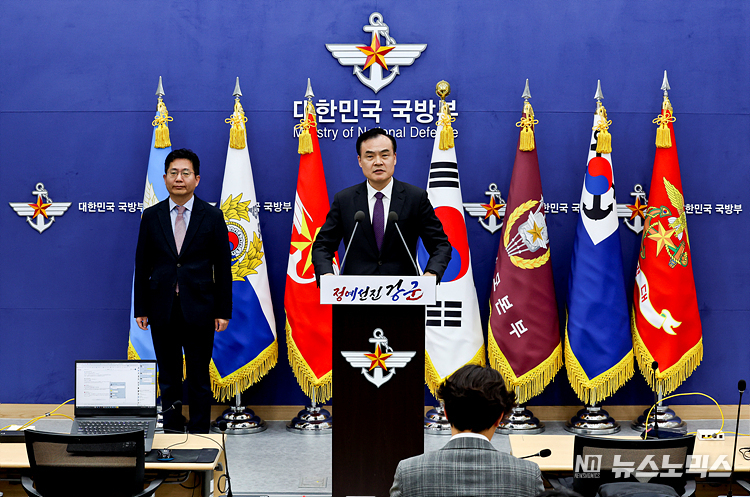 허태근 국방부 정책실장이 22일 서울 용산구 국방부에서 열린 ‘9.19군사합의 일부 효력정지 관련 국방부 조치사항’에 대한 브리핑을 하고 있다. 왼쪽은 김병대 통일부 통일정책실장. ⓒ사진공동취재단