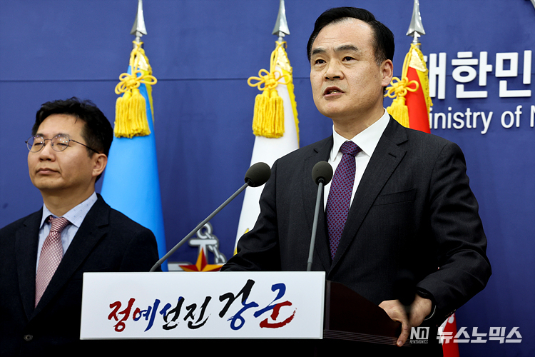 허태근 국방부 정책실장이 22일 서울 용산구 국방부에서 열린 ‘9.19군사합의 일부 효력정지 관련 국방부 조치사항’에 대한 브리핑을 하고 있다. 왼쪽은 김병대 통일부 통일정책실장. ⓒ사진공동취재단