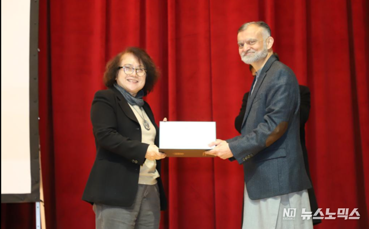 <strong>His Excellency Ambassador Nabeel Munir is distributing appreciation certificate to one of the representative of South Korean migrant centers.</strong>