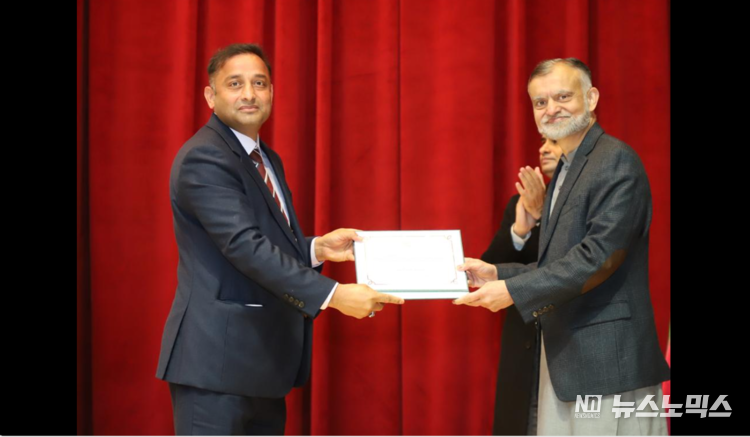 <strong>His Excellency Ambassador Nabeel Munir is presenting appreciation certificate to M. Mohuhammad Rashid,the president of Gyeongnam Pakistan Korean Association. </strong>