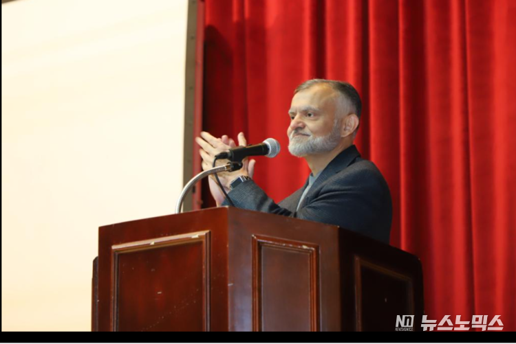 <strong>His Excellency Ambassador Nabeel Munir, the Ambassador of Pakistan embassy in Seoul is addressing and appreciating the Pakistani Migrant workers as well as the South Korean migrant centers .</strong>