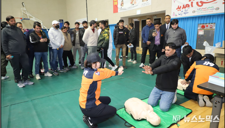 <strong>The staff of 119 department is giving first aid training to the Pakaistani migrant workers who attended the event.</strong>