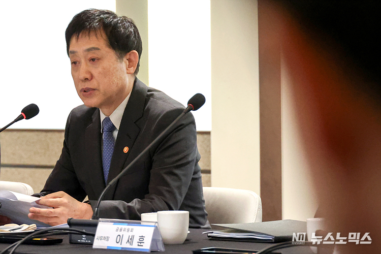 김주현 금융위원장이 27일 서울 중구 은행연합회관에서 열린 '금융위원장·금감원장·은행장 간담회'에 참석해 모두발언하고 있다. 이날 간담회에서는 지배구조법 개정안·가계부채·상생금융 등이 논의한다. ⓒ정의철 기자