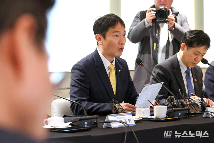 이복현 금융감독원장이 27일 서울 중구 은행연합회관에서 열린 '금융위원장·금감원장·은행장 간담회'에 참석해 모두발언하고 있다. 이날 간담회에서는 지배구조법 개정안·가계부채·상생금융 등이 논의한다. ⓒ정의철 기자