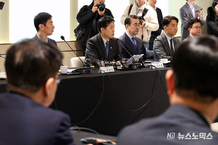 김주현 금융위원장이 27일 서울 중구 은행연합회관에서 열린 '금융위원장·금감원장·은행장 간담회'에 참석해 모두발언하고 있다. 이날 간담회에서는 지배구조법 개정안·가계부채·상생금융 등이 논의한다. ⓒ정의철 기자