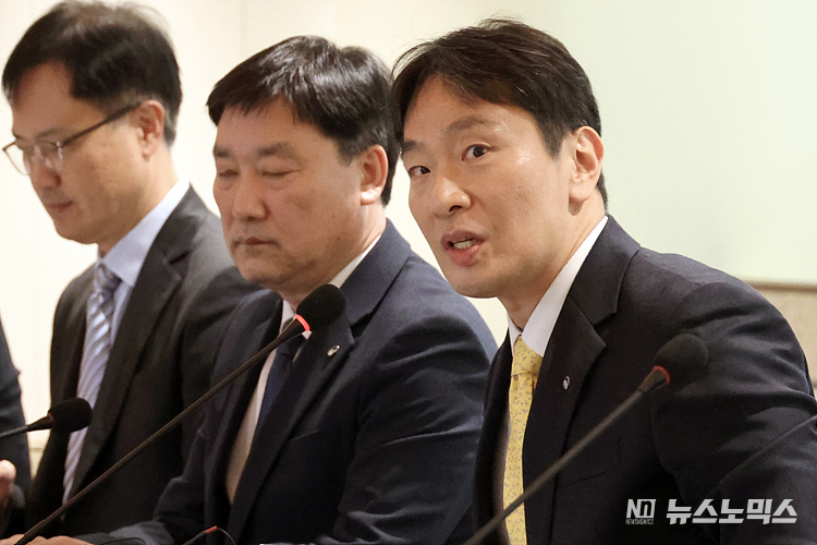 이복현 금융감독원장이 27일 서울 중구 은행연합회관에서 열린 '금융위원장·금감원장·은행장 간담회'에 참석해 모두발언하고 있다. 이날 간담회에서는 지배구조법 개정안·가계부채·상생금융 등이 논의한다. ⓒ정의철 기자