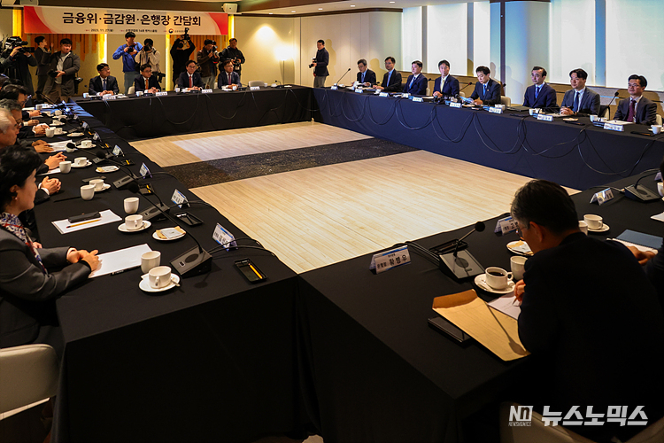 김주현 금융위원장이 27일 서울 중구 은행연합회관에서 열린 '금융위원장·금감원장·은행장 간담회'에 참석해 모두발언하고 있다. 이날 간담회에서는 지배구조법 개정안·가계부채·상생금융 등이 논의한다. ⓒ정의철 기자