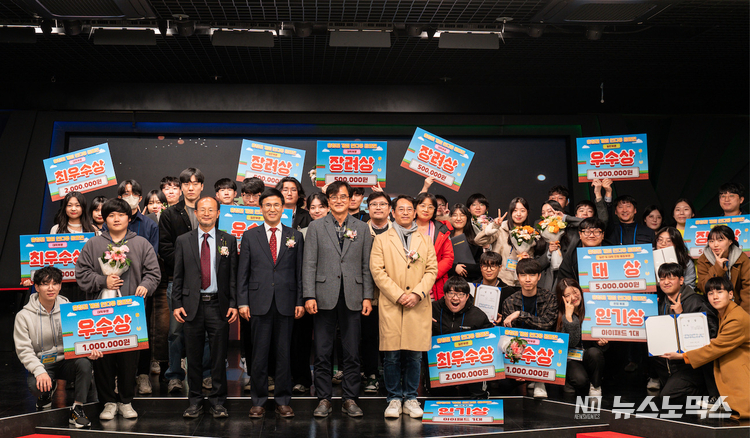 대전정보문화산업진흥원은 지난 10일 대전 이스포츠 경기장에서 개최한 ‘충청권 게임 인디유 공모전’ 시상식에서 수상자들이 기념촬영을 하고 있다.