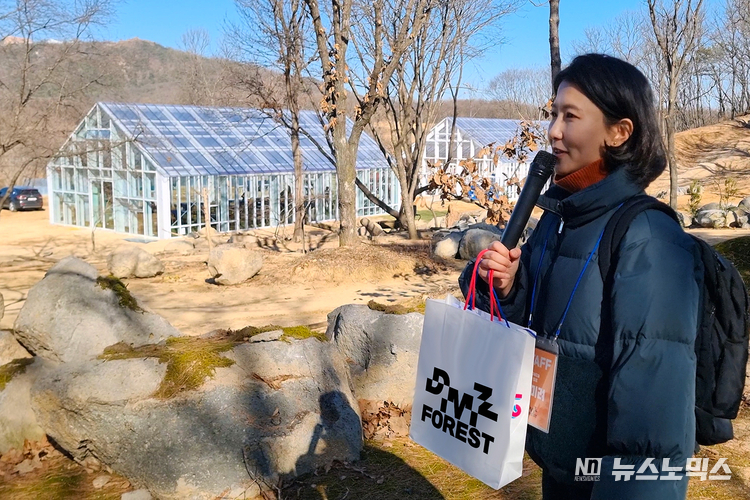 지난 25일 파주 군내면 읍내리 DMZ숲 일원에서 'DMZ숲 팸투어'를 진행하고 있는 임미려 대표