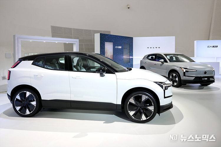 볼보자동차코리아가 28일 서울 중구 동대문디자인플라자(DDP)에서 프리미엄 순수 전기 SUV '볼보 EX30' 국내 최초 공개 행사를 하고 있다. ⓒ정의철 기자