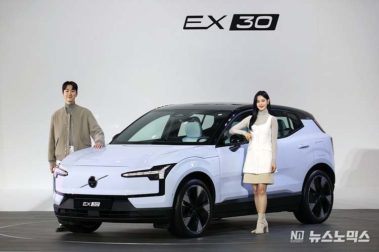 볼보자동차코리아가 28일 서울 중구 동대문디자인플라자(DDP)에서 프리미엄 순수 전기 SUV '볼보 EX30' 국내 최초 공개 행사를 하고 있다. ⓒ정의철 기자