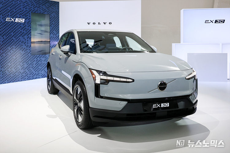 볼보자동차코리아가 28일 서울 중구 동대문디자인플라자(DDP)에서 프리미엄 순수 전기 SUV '볼보 EX30' 국내 최초 공개 행사를 하고 있다. ⓒ정의철 기자
