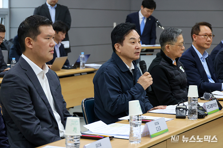 원희룡 국토교통부 장관이 28일 인천광역시 서구 LH검단사업단에서 열린 'LH 검단AA13블록 붕괴사고 입주예정자 현장간담회'에 참석해 발언하고 있다. 이날 간담회는 최근 입주예정자들이 LH와 GS건설이 제시한 보상안을 최종 수용하며 3자간 합의서를 작성하기 위해 마련됐다. ⓒ정의철 기자