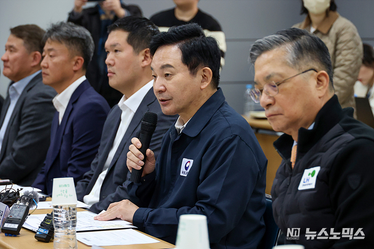 원희룡 국토교통부 장관이 28일 인천광역시 서구 LH검단사업단에서 열린 'LH 검단AA13블록 붕괴사고 입주예정자 현장간담회'에 참석해 발언하고 있다. 이날 간담회는 최근 입주예정자들이 LH와 GS건설이 제시한 보상안을 최종 수용하며 3자간 합의서를 작성하기 위해 마련됐다. ⓒ정의철 기자