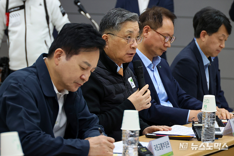 이한준 한국토지주택공사 사장이 28일 인천광역시 서구 LH검단사업단에서 열린 'LH 검단AA13블록 붕괴사고 입주예정자 현장간담회'에 참석해 발언하고 있다. 이날 간담회는 최근 입주예정자들이 LH와 GS건설이 제시한 보상안을 최종 수용하며 3자간 합의서를 작성하기 위해 마련됐다. ⓒ정의철 기자