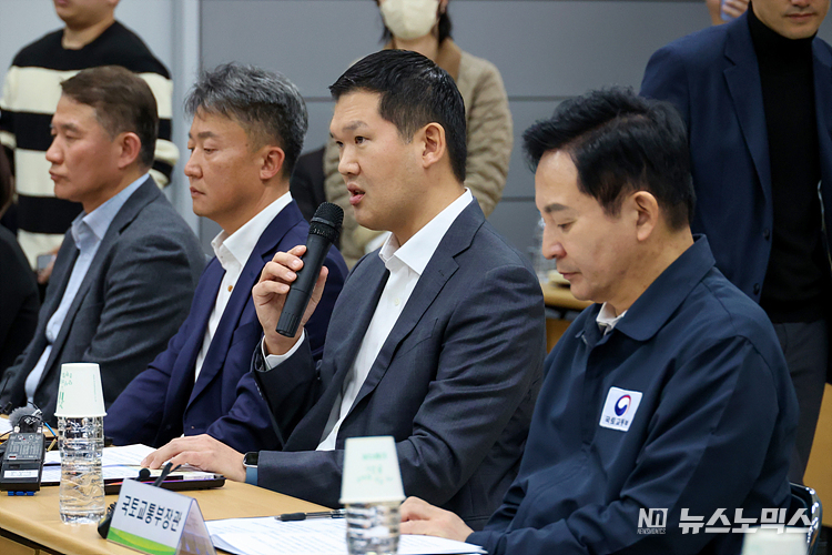 허윤홍 GS건설 사장이 28일 인천광역시 서구 LH검단사업단에서 열린 'LH 검단AA13블록 붕괴사고 입주예정자 현장간담회'에 참석해 발언하고 있다. 이날 간담회는 최근 입주예정자들이 LH와 GS건설이 제시한 보상안을 최종 수용하며 3자간 합의서를 작성하기 위해 마련됐다. ⓒ정의철 기자