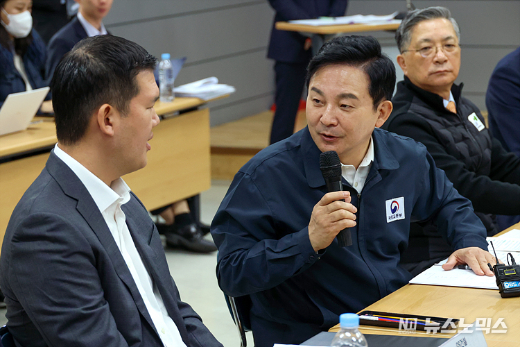 원희룡 국토교통부 장관(가운데)이 28일 인천 서구 LH검단사업단에서 열린 'LH 검단AA13블록 붕괴사고 입주예정자 현장간담회'에서 허윤홍 GS건설 사장(왼쪽)에게 사후 조치에 대한 의견을 제시하고 있다. 이날 간담회는 최근 입주예정자들이 LH와 GS건설이 제시한 보상안을 최종 수용하며 3자간 합의서를 작성하기 위해 마련됐다. ⓒ정의철 기자