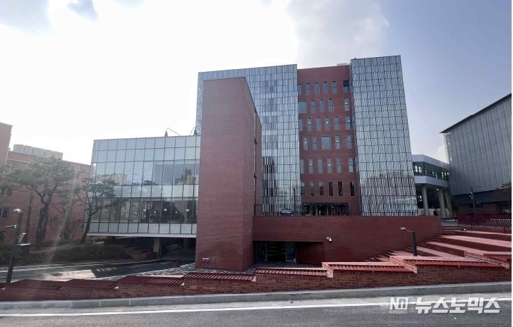 서울바이오허브 글로벌협력동은 바이오 관련 창업기업들이 사용할 수 있는 공간이 부족함에 따라, 입주사 사무공간을 총 49실(지상2층 5 실, 지상3층 8실, 지상4~7층 각 9실)을 배치해 입주기업 사무공 간, 휴게실, 세미나실, 회의실, 체험전시실 등으로 사용하게 된다. /사진=셔울시