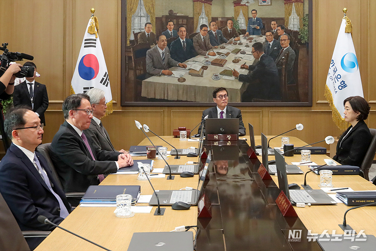 이창용 한국은행 총재가 30일 서울 중구 한국은행에서 열린 금융통화위원회를 주재하고 있다. ⓒ사진공동취재단