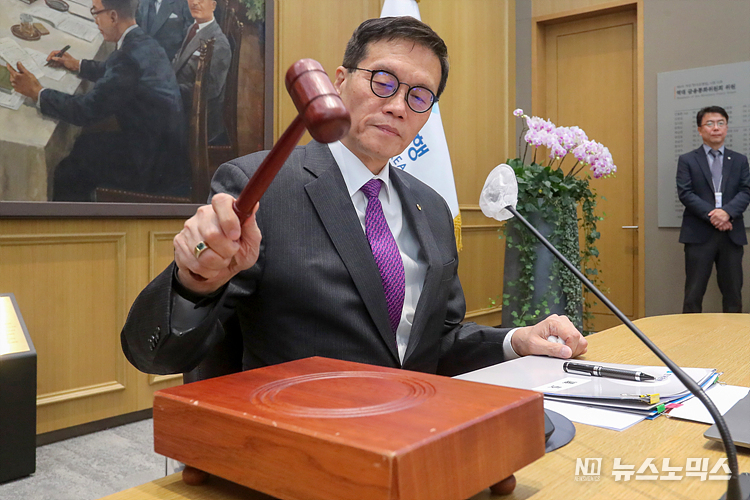 이창용 한국은행 총재가 30일 서울 중구 한국은행에서 열린 금융통화위원회를 주재하며 의사봉을 두드리고 있다. ⓒ사진공동취재단