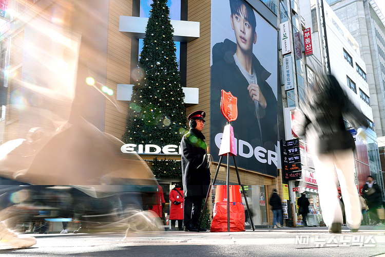 1일 서울 중구 명동 거리에서 한국구세군이 2023년도 자선냄비 타종을 시작하고 있다. 국올해로 95주년을 맞는 구세군 자선냄비 캠페인은 'Sound of Love 함께 부르는 사랑의 멜로디'를 주제로 전국 17개 도시 약 330여개 포스트에서 한달 간 열린다. ⓒ정의철 기자