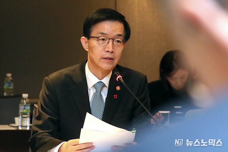 방문규 산업통상자원부 장관이 4일 더플라자호텔서 개최된 '제30차 에너지위원회'에 참석 인사말을 하고 있다. 이날 행사는 홍혜란 에너지시민연대 사무총장,허은녕 서울대교수박종보 한양대교수,이호현 산자부 에너지정책실장등이 참석한 가운데 전력계통 혁신대책과 재생에너지 정책현황 및 방향에대한 토의가 이루어 졌다. ⓒ정의철 기자