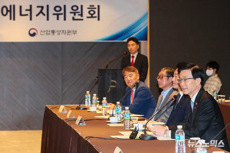 방문규 산업통상자원부 장관이 4일 더플라자호텔서 개최된 '제30차 에너지위원회'에 참석 인사말을 하고 있다. 이날 행사는 홍혜란 에너지시민연대 사무총장,허은녕 서울대교수박종보 한양대교수,이호현 산자부 에너지정책실장등이 참석한 가운데 전력계통 혁신대책과 재생에너지 정책현황 및 방향에대한 토의가 이루어 졌다. ⓒ정의철 기자