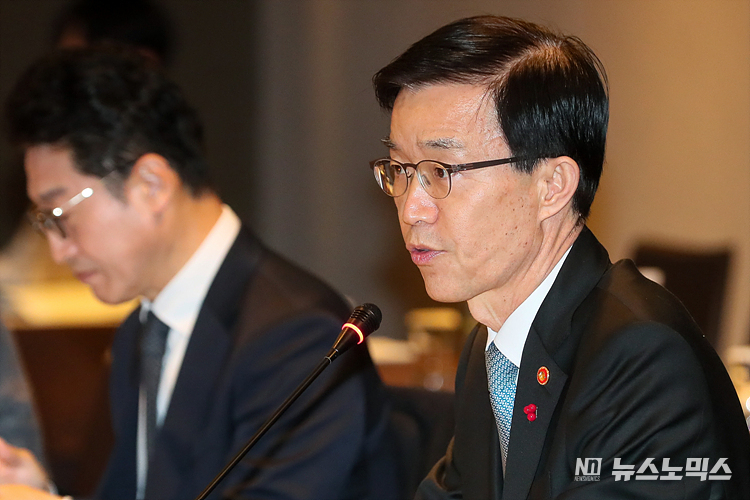방문규 산업통상자원부 장관이 4일 더플라자호텔서 개최된 '제30차 에너지위원회'에 참석 인사말을 하고 있다. 이날 행사는 홍혜란 에너지시민연대 사무총장,허은녕 서울대교수박종보 한양대교수,이호현 산자부 에너지정책실장등이 참석한 가운데 전력계통 혁신대책과 재생에너지 정책현황 및 방향에대한 토의가 이루어 졌다. ⓒ정의철 기자