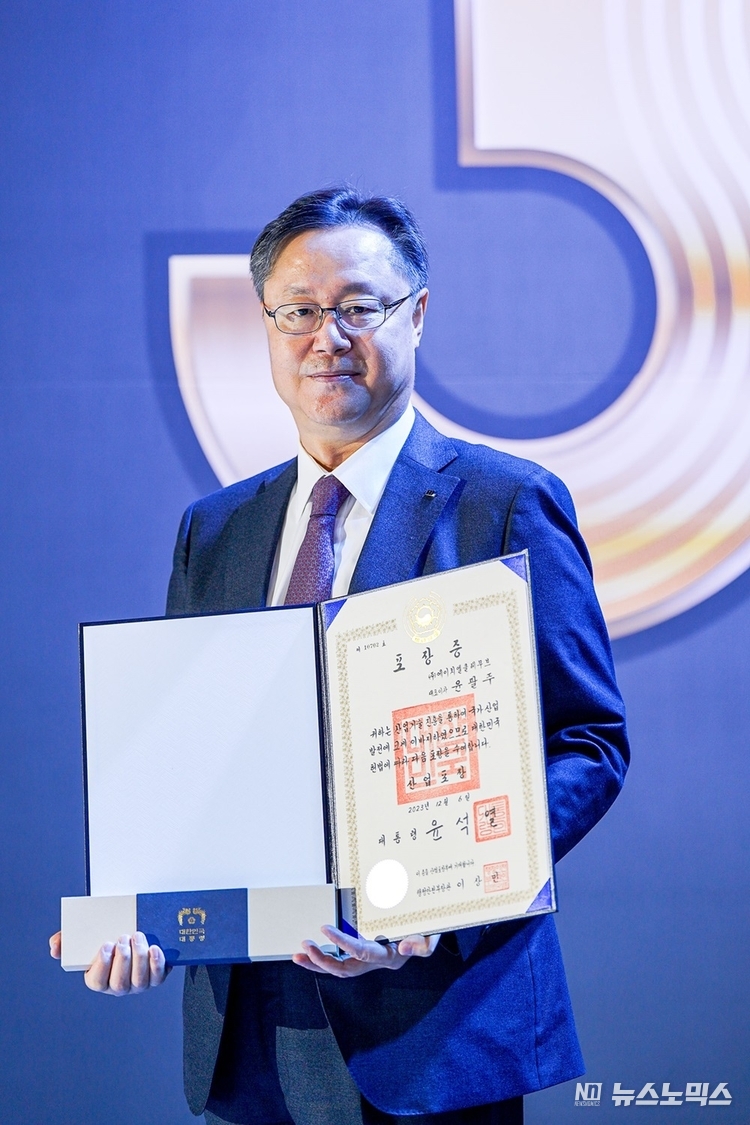 HL그룹 자율주행 솔루션 전문기업 ㈜HL클레무브의 윤팔주 사장(CEO)은 지난 6일 열린 ‘2023 대한민국 산업기술 R&D대전’에서 국가 최고 권위의 정부포상인 산업통상자원부의 '산업기술진흥 유공자' 산업포상을 수훈했다..