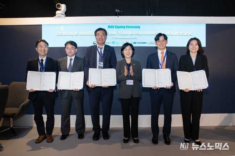 지난 8일 ‘제28차 유엔기후변화협약 당사국 총회(COP28)’가 개최 중인 아랍에미리트(UAE) 두바이 엑스포시티에서 환경부 이영석 기후변화정책관과 현대차 글로벌수소비즈니스사업부장 박철연 상무, 글로벌녹색성장기구(GGGI) 신경남 사무차장보, 환경부 한화진 장관, SK E&S 수소사업개발그룹장 소유섭 부사장, 한국수자원공사 오은정 환경에너지본부장이 기념 촬영을 하고 있다../사진=현대차