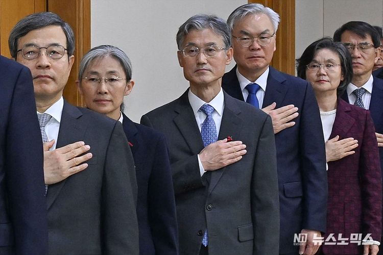 조희대 대법원장(왼쪽세번째)과 전국법원장들이 15일 서울 서초구 대법원 대회의실에서 열린 전국법원장회의에서 국민의례하고 있다. ⓒ사진공동취재단