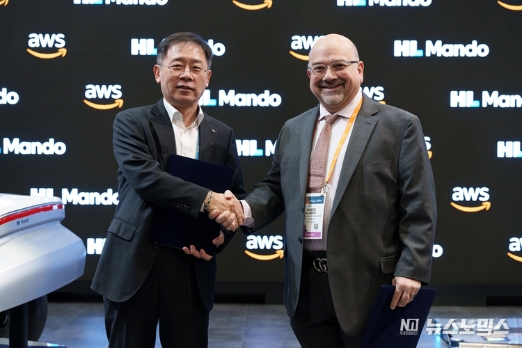 지난 9일(현지 시각) CES 2024 ‘HL만도’ 부스에서 협약을 체결한 뒤 HL만도 조성현 부회장과 AWS 야세르 알사이드 IoT 부문 부사장이 악수를 나누고 있다./사진=HLl만도