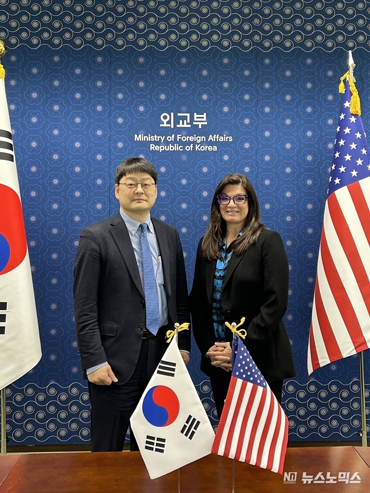 지난 19일 서울 외교부 청사에서 열린 제7차 한․미 사이버정책협의회에 참석한 이동렬 외교부 국제안보대사와 미국측 리절 프란츠(Liesyl Franz) 미국 국무부 국제 사이버공간 안보 담당 부차관보 등이 기념촬영을 하고 있다.