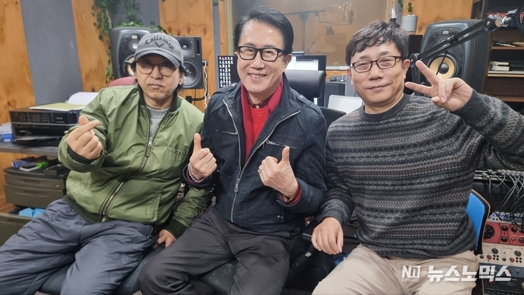  강남 논현로 kidal studio에서 좌) 정기송(작곡가), 가수 서수남, 김호진(Trombone) 씨가 ‘K-Spotlight’ 카메라에게 포즈를 취해 주고 있다.