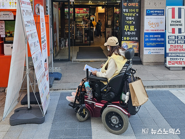‘모두의 지도’ 제작을 위해 야탑역 인근 건물의 접근성을 조사 중인 장애인 당사자