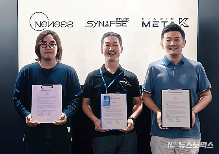 지난 20일 베트남 호찌민 드림플랙스빌딩에서 원니스코리아 김진수 대표(왼쪽)와 시냅스스튜디오의 민진기 대표, 스튜디오메타케이 김광집 대표가 버추얼 휴먼, 생성형 AI 기반의 디지털 콘텐츠, 드라마, 영화 제작 등의 사업을 위한 업무협약을 체결한 후 기념 촬영을 하고 있다