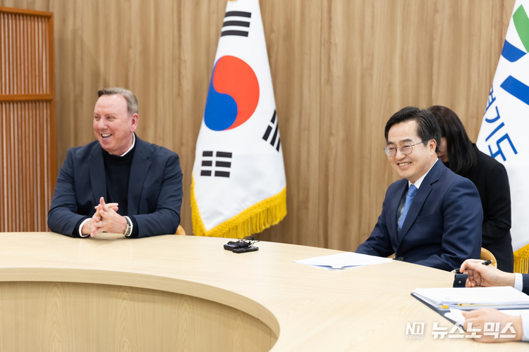 11일 경기도청에서 김동연 경기도지사와 지노반 베긴(Gino Van Begin) 이클레이 세계 사무총장이 만나 경기도와 이클레이 간 기후테크 육성, 생물 다양성 전략, 재생에너지 확충 등 협력 방안에 대한 의견을 나눴다./사진=경기도