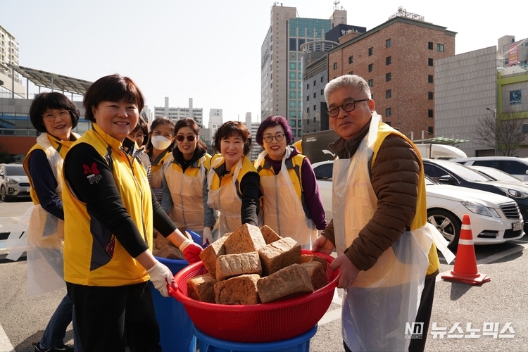 신장2동 주민자치회 위원인 최선화와 심금래, 박경희, 김애경, 이우자, 이경화, 박인순, 조창환 신장2동 주민자치회장 등이 메주를 만들다가 기념촬영을 하고 있다.