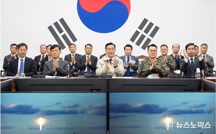 신원식 국방부장관이 8일 오전 국방부 대회의실에서 관계자들과 함께 우리 군 군사정찰위성 2호기 발사 현장 중계 장면을 참관하고, 발사 성공을 축하하고 있다. .사진=국방부